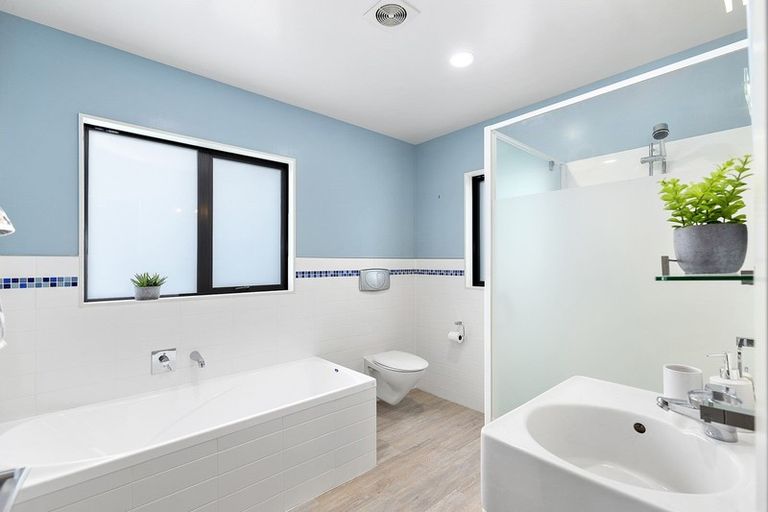 Photo of property in 5 Bunker Way, Strathmore Park, Wellington, 6022