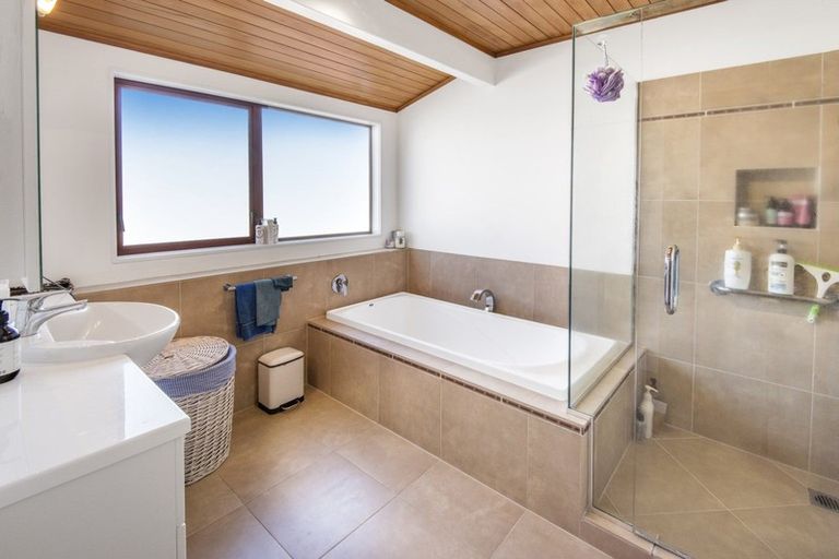 Photo of property in 8a Wicklow Road, Narrow Neck, Auckland, 0622