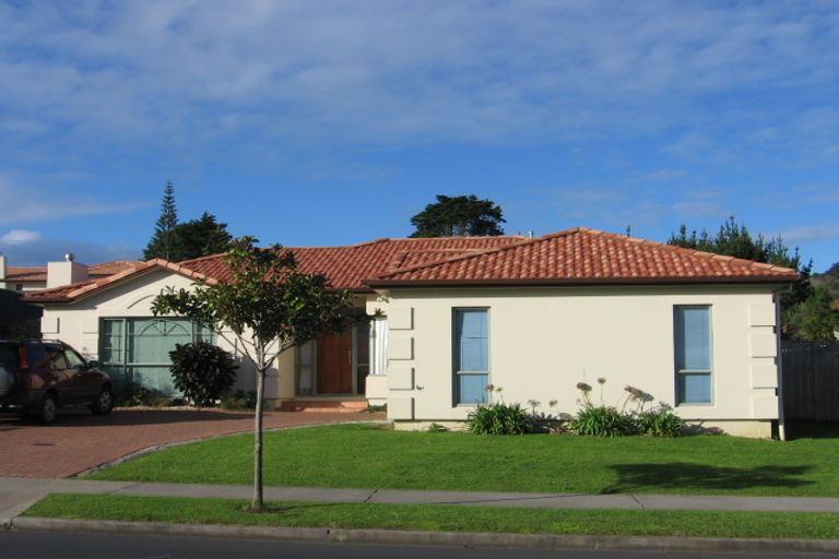 Photo of property in 24 Middlefield Drive, East Tamaki Heights, Auckland, 2016