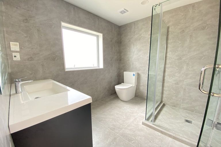 Photo of property in 24 Lorikeet Place, Unsworth Heights, Auckland, 0632