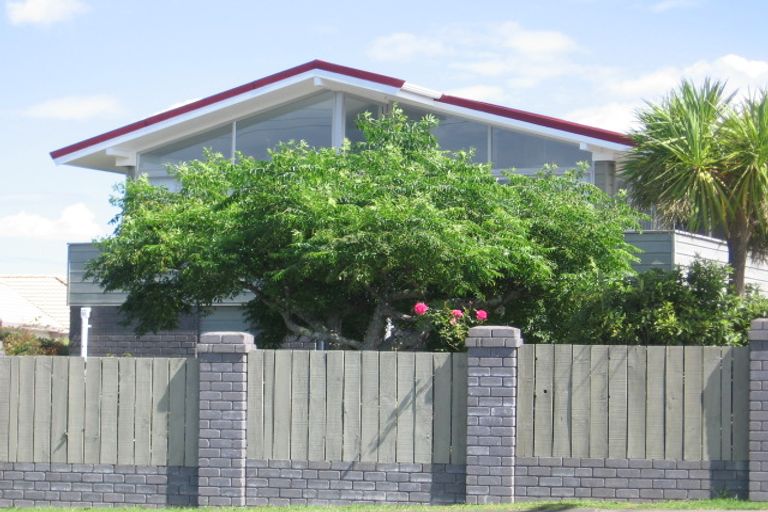 Photo of property in 2/52 Gulf View Road, Murrays Bay, Auckland, 0630