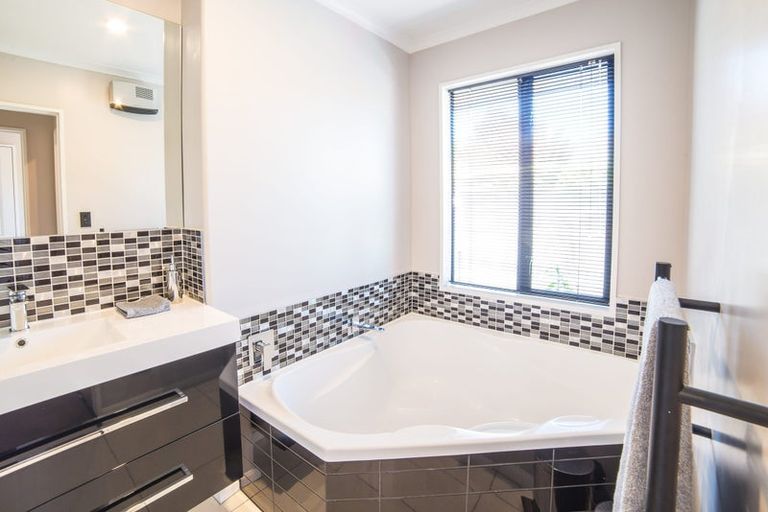 Photo of property in 3 Scarlet Lane, Redwood, Christchurch, 8051