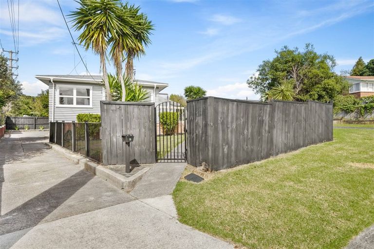 Photo of property in 2 Talavera Place, Te Atatu South, Auckland, 0602