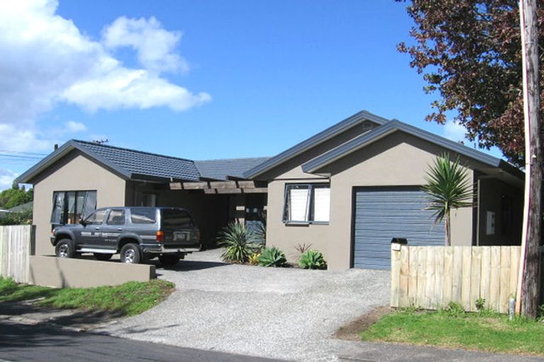 Photo of property in 2 Holman Road, Te Atatu Peninsula, Auckland, 0610