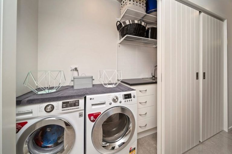 Photo of property in 5a Tupuhi Place, Highlands Park, New Plymouth, 4312