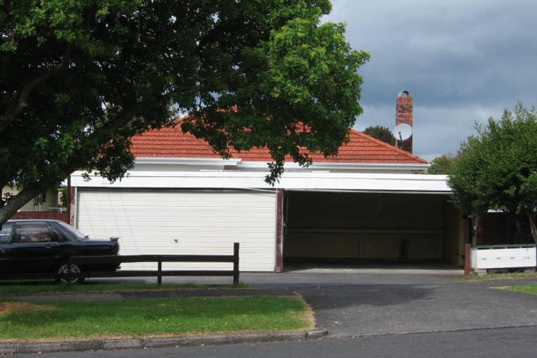 Photo of property in 1/46 Fruitvale Road, New Lynn, Auckland, 0600