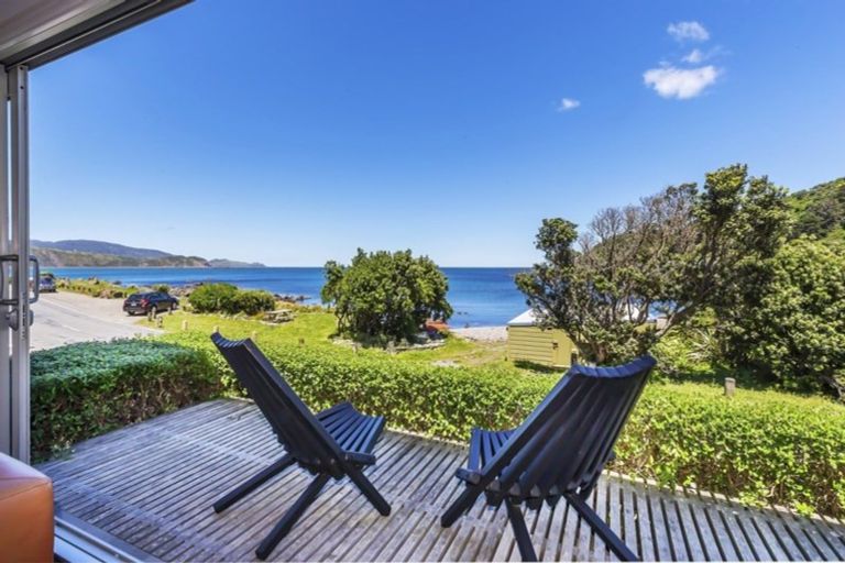 Photo of property in 91 Breaker Bay Road, Breaker Bay, Wellington, 6022