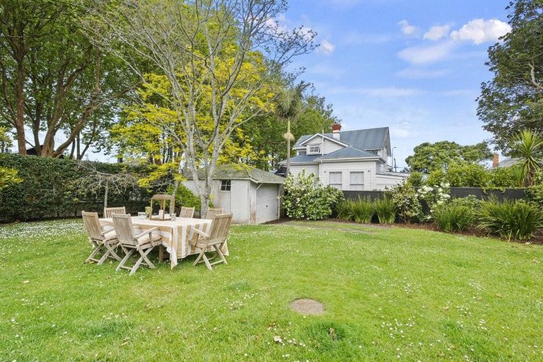 Photo of property in 17 Queen Street, Northcote Point, Auckland, 0627