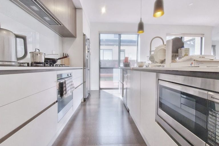 Photo of property in 19a Northcross Drive, Oteha, Auckland, 0632