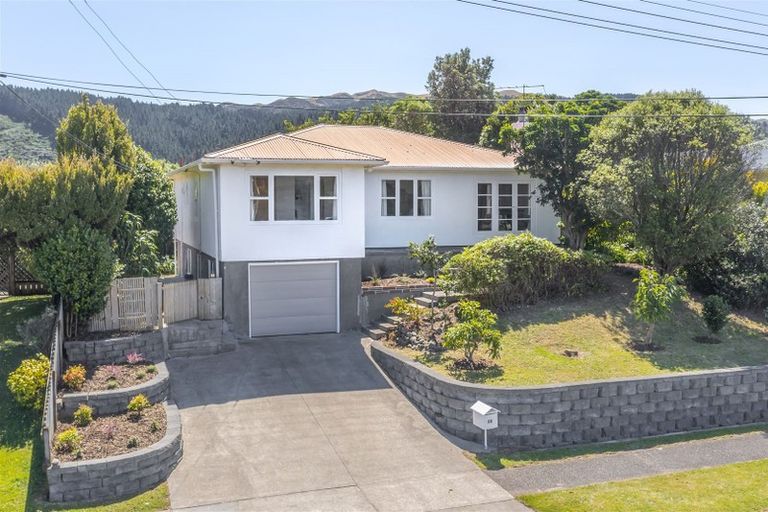 Photo of property in 35 Saint Johns Terrace, Tawa, Wellington, 5028