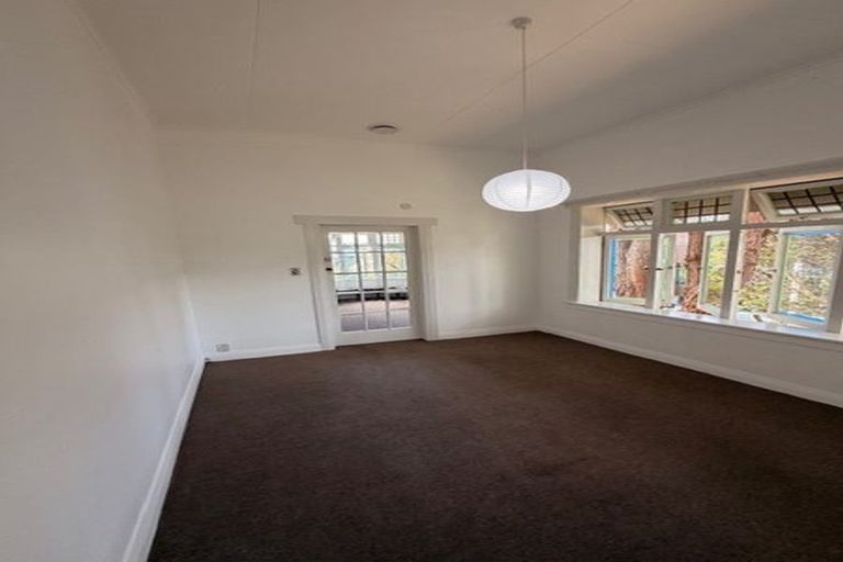 Photo of property in 60 Kelburn Parade, Kelburn, Wellington, 6012
