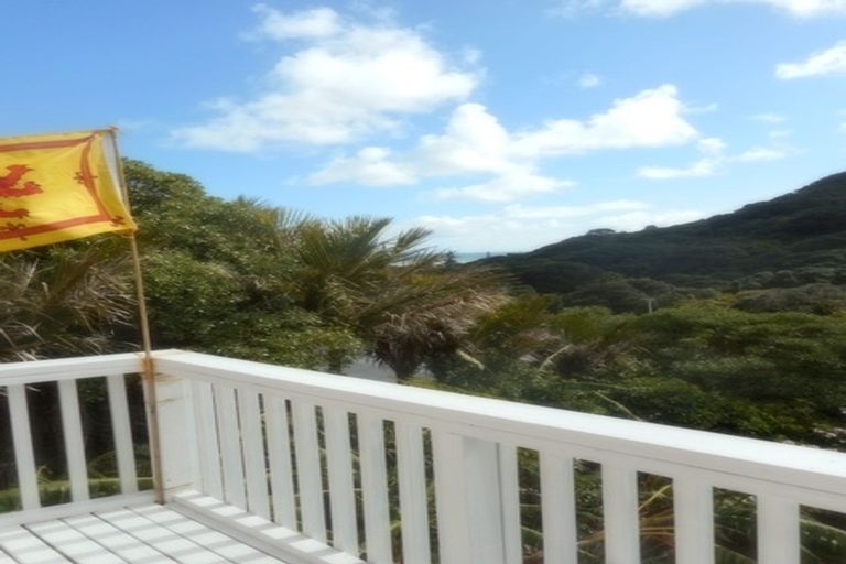 Photo of property in 123 Garden Road, Piha, New Lynn, 0772