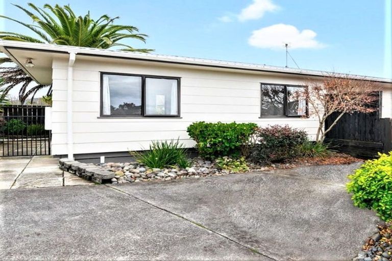 Photo of property in 2/9 Applewood Drive, Henderson, Auckland, 0612