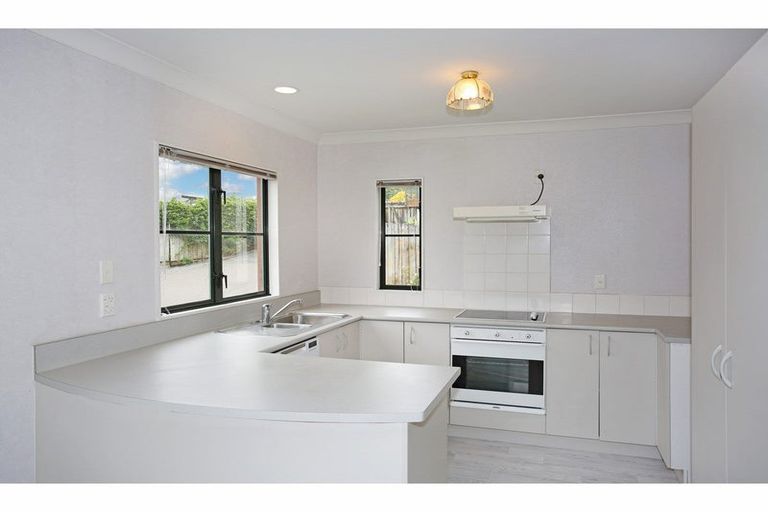 Photo of property in 2/7 Ribbonwood Crescent, Goodwood Heights, Auckland, 2105