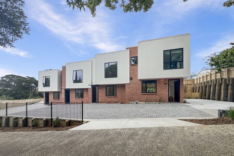 Photo of property in 19c Pavola Grove, Glenfield, Auckland, 0629