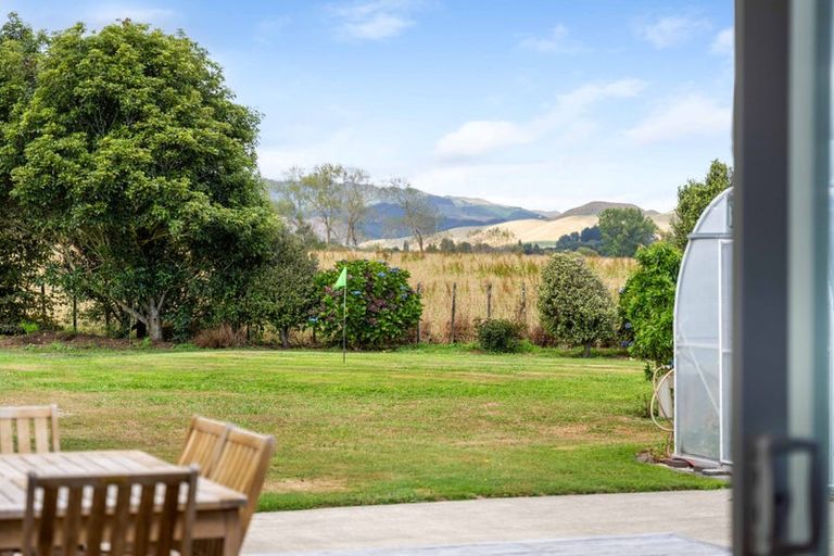 Photo of property in 32 Ketemaringi Way, Manakau, Levin, 5573