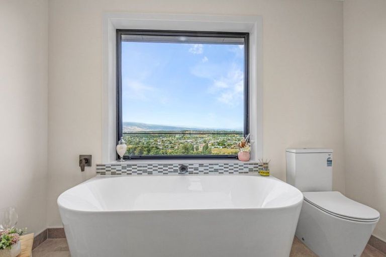 Photo of property in 10 Hawkdun Place, Bridge Hill, Alexandra, 9320