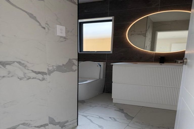 Photo of property in 67b Hutchinsons Road, Bucklands Beach, Auckland, 2014