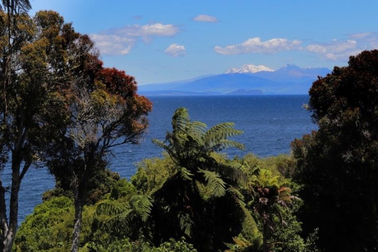 Photo of property in 4 Whakamoenga Point, Acacia Bay, Taupo, 3385