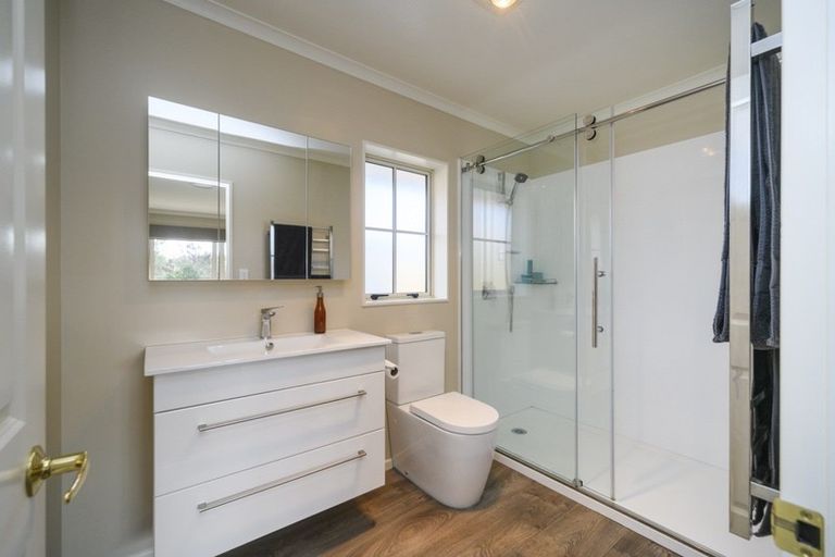 Photo of property in 5 Sycamore Crescent, Fitzherbert, Palmerston North, 4410