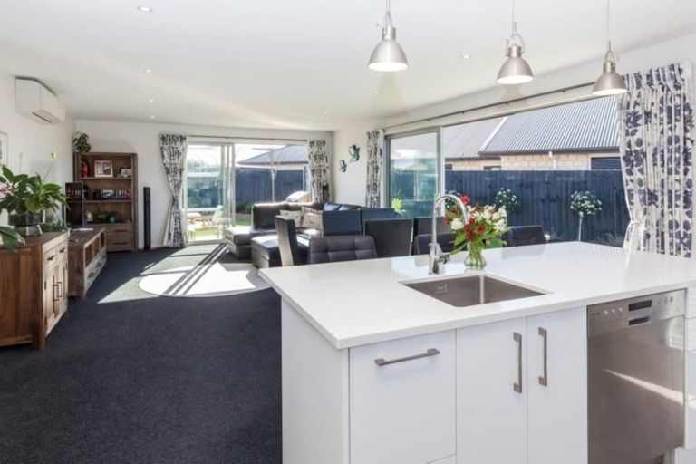 Photo of property in 9 Foresters Crescent, Parklands, Christchurch, 8083