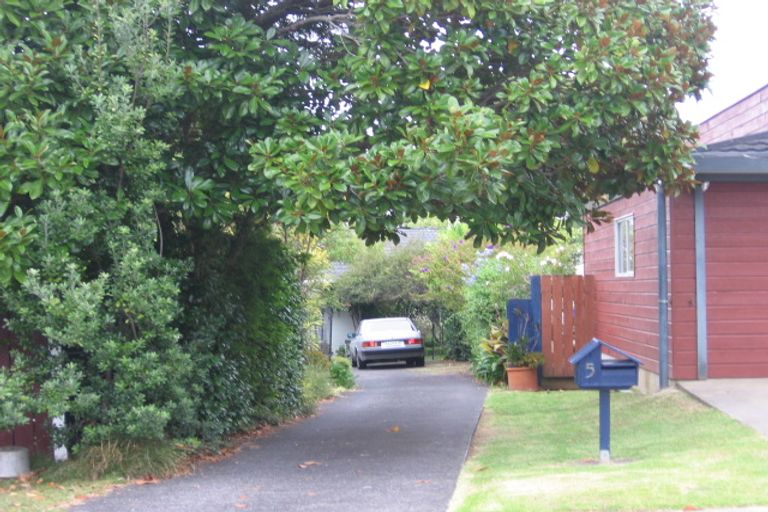 Photo of property in 5 Jessmae Place, Hillcrest, Auckland, 0627