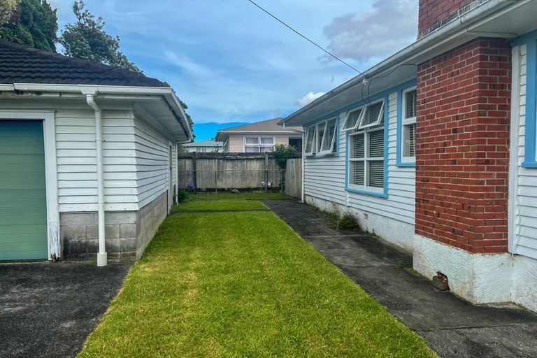 Photo of property in 26 Vanguard Road, Kelston, Auckland, 0602