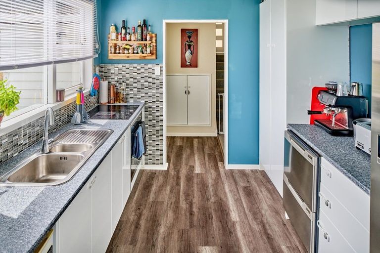 Photo of property in 27 Griffiths Grove, Newlands, Wellington, 6037