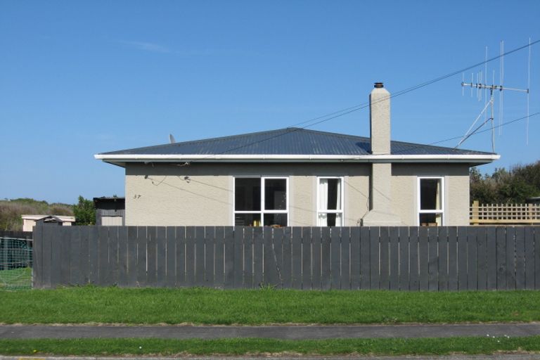 Photo of property in 37 Egmont Street, Castlecliff, Whanganui, 4501