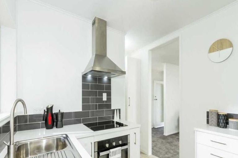 Photo of property in 2/8 Tobruk Crescent, Milford, Auckland, 0620