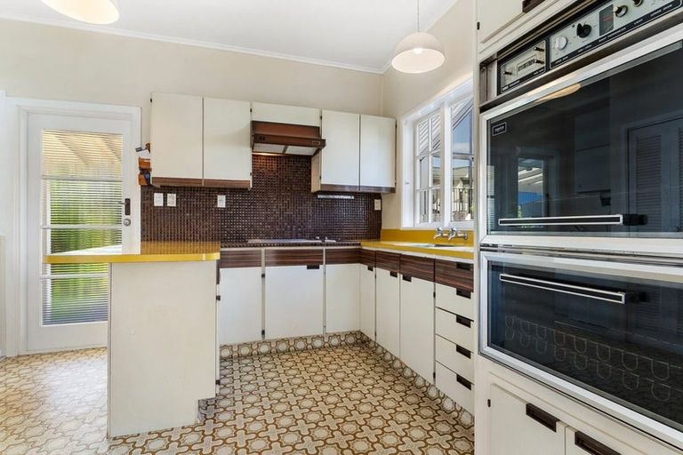 Photo of property in 1 Manor Place, Point Chevalier, Auckland, 1022