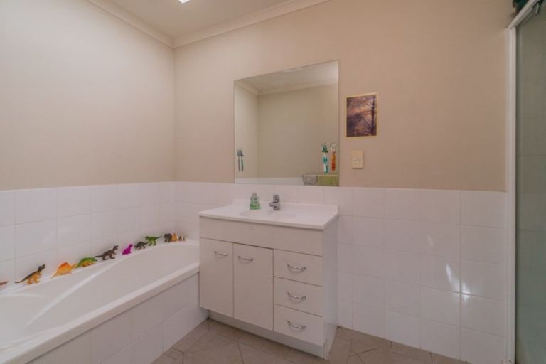Photo of property in 29 Verdale Circle, Glen Eden, Auckland, 0602