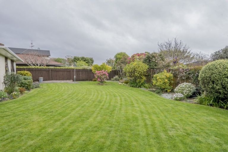 Photo of property in 8 Runanga Grove, Waikanae, 5036