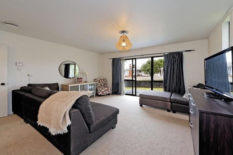 Photo of property in 2a Hughes Terrace, Te Atatu Peninsula, Auckland, 0610