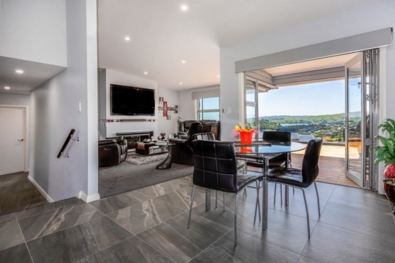 Photo of property in 2 Madeira Close, Whitby, Porirua, 5024