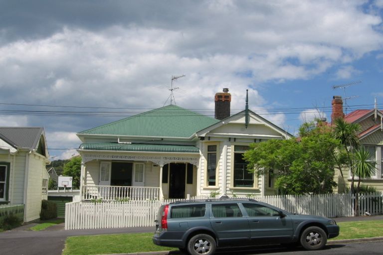 Photo of property in 36 Kiwi Road, Stanley Point, Auckland, 0624