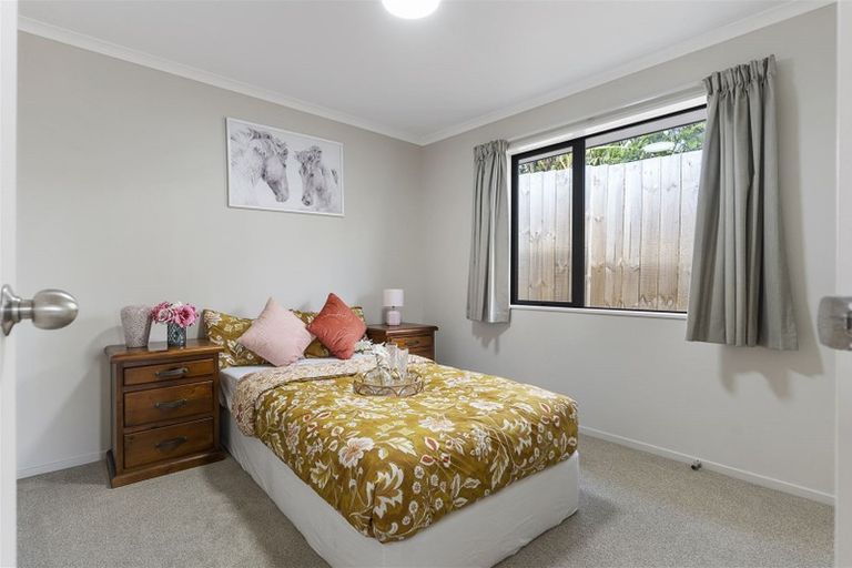Photo of property in 2 Anna Lane, Glen Eden, Auckland, 0602