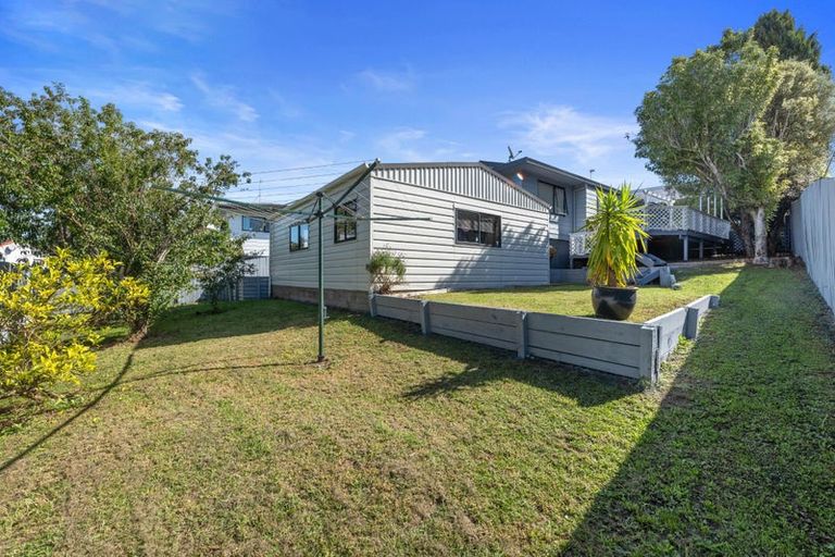 Photo of property in 37 Gosford Drive, Botany Downs, Auckland, 2010