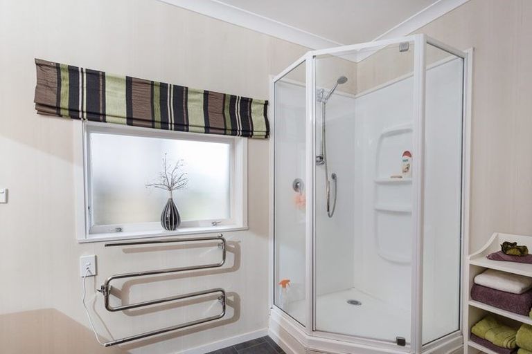 Photo of property in 2 Colwill Road, Massey, Auckland, 0614