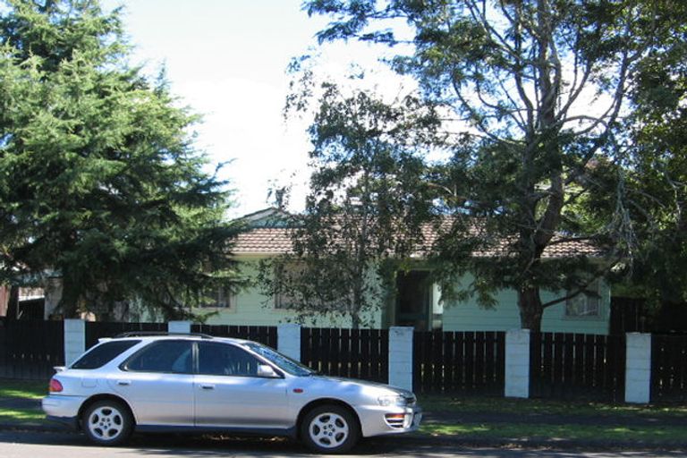 Photo of property in 27 Holmes Drive, West Harbour, Auckland, 0618