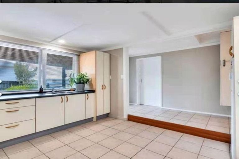 Photo of property in 1/133 Carlisle Road, Northcross, Auckland, 0632