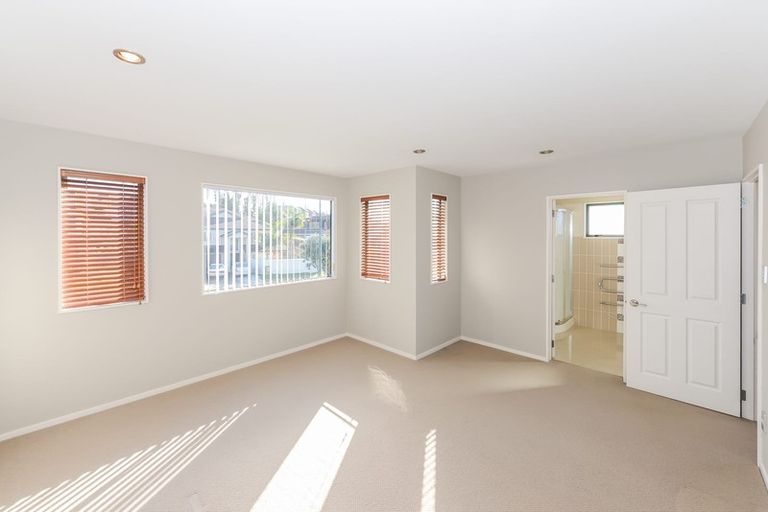 Photo of property in 76 Medallion Drive, Oteha, Auckland, 0632