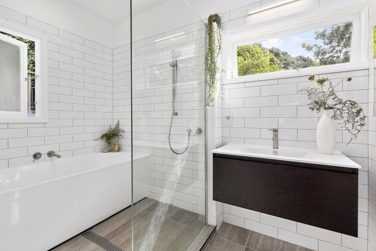 Photo of property in 115 Breaker Bay Road, Breaker Bay, Wellington, 6022