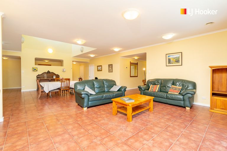 Photo of property in 1 Joshua Place, Helensburgh, Dunedin, 9010