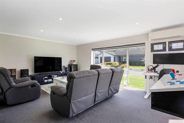Photo of property in 4 Cory Jane Grove, Riverstone Terraces, Upper Hutt, 5018