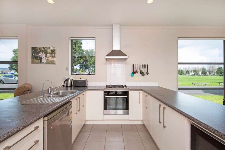 Photo of property in 16 Figaro Crescent, Takanini, 2112