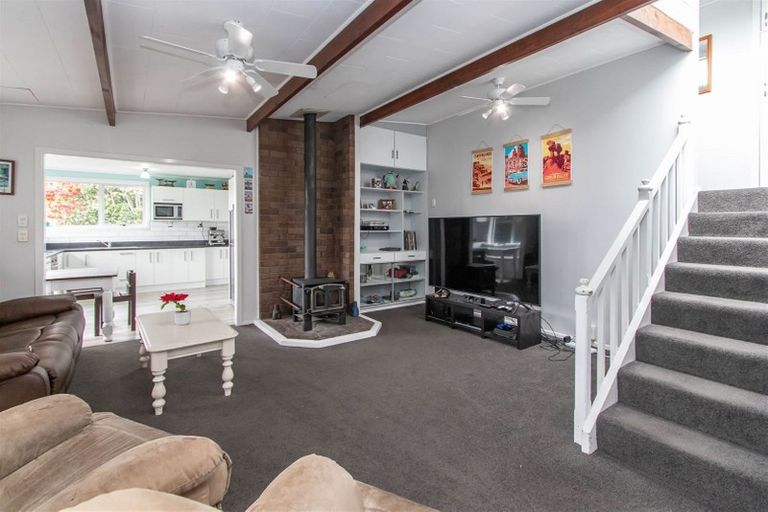 Photo of property in 6 Kowhai Street, Inglewood, 4330