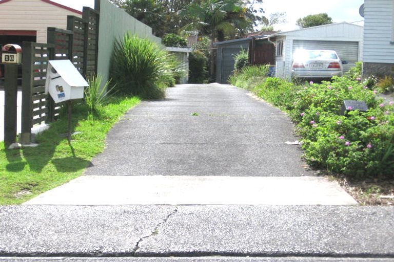 Photo of property in 18 Ozich Avenue, Te Atatu South, Auckland, 0610