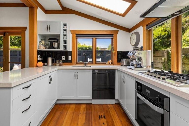 Photo of property in 6 Harvey Road, Bluff Hill, Napier, 4110