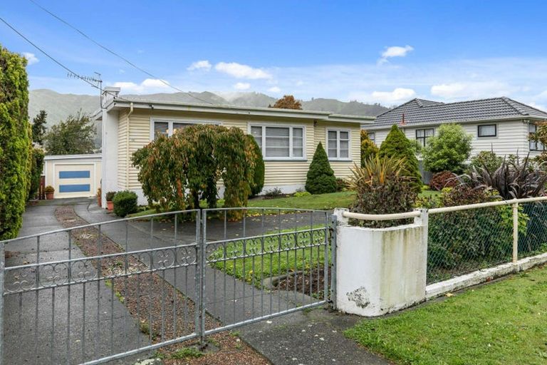 Photo of property in 124 Wellington Road, Wainuiomata, Lower Hutt, 5014